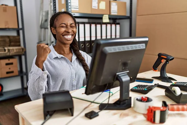 Mulher Africana Trabalhando Comércio Eletrônico Pequenas Empresas Muito Feliz Animado — Fotografia de Stock