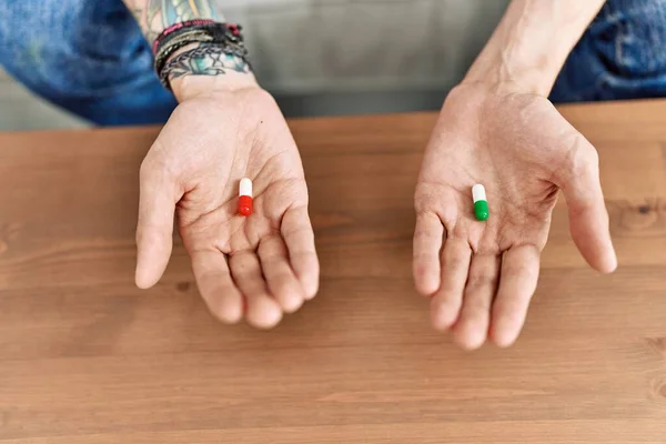Mãos Homem Segurando Pílulas Sentadas Sofá Casa — Fotografia de Stock