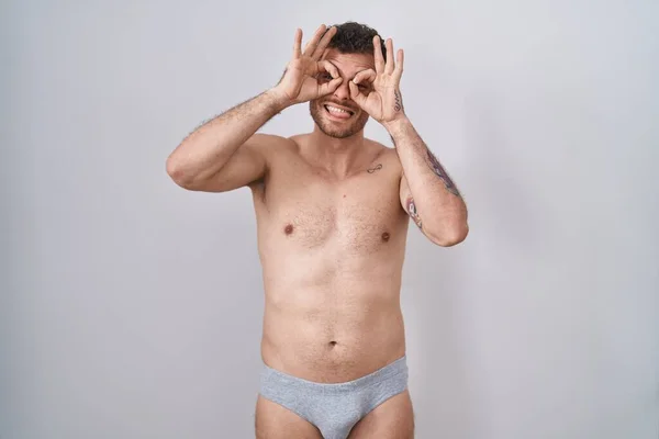 Junger Hispanischer Mann Der Ohne Hemd Unterwäsche Dasteht Und Mit — Stockfoto