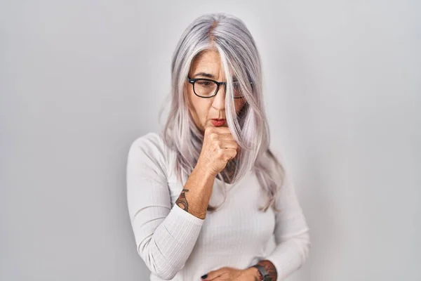 中年妇女灰白的头发站在白色的背景感觉不舒服 咳嗽是感冒或支气管炎的症状 保健概念 — 图库照片