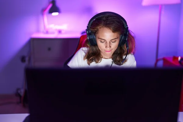 Young Beautiful Hispanic Woman Streamer Playing Video Game Using Computer — ストック写真