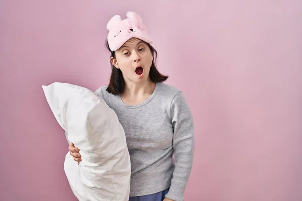 Mujer Con Síndrome Con Máscara Dormir Abrazando Almohada Con Aspecto —  Fotos de Stock