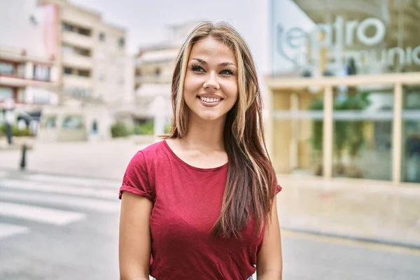 Junges Kaukasisches Mädchen Lächelt Glücklich Der Stadt — Stockfoto
