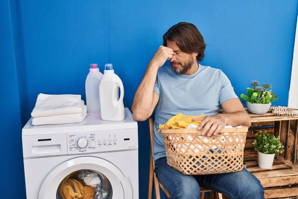 Snygg Medelålders Man Väntar Tvätt Trött Gnugga Näsa Och Ögon — Stockfoto