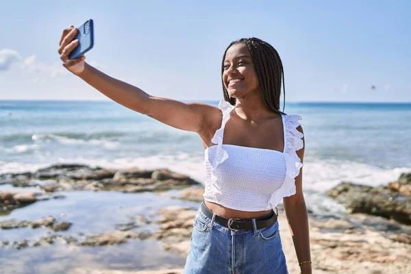 Ung Afrikansk Amerikansk Flicka Ler Gärna Göra Selfie Vid Smartphone — Stockfoto