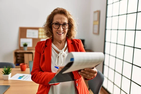 Mujer Negocios Caucásica Mediana Edad Sonriendo Feliz Trabajando Oficina —  Fotos de Stock