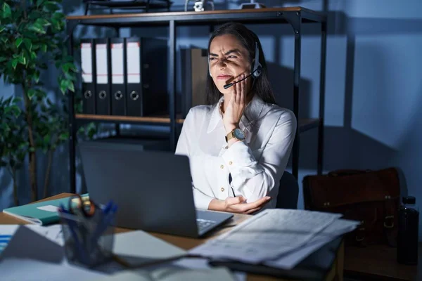 Jonge Brunette Vrouw Dragen Call Center Agent Headset Werken Avonds — Stockfoto