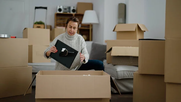Middle Age Hispanic Woman Unboxing Package New Home — ストック写真