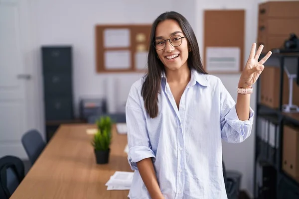 Молодая Латиноамериканка Офисе Показывается Показывает Пальцами Номер Три Улыбаясь Уверенно — стоковое фото