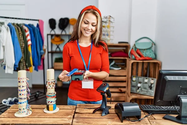 Jovem Lojista Caucasiano Mulher Sorrindo Feliz Trabalhando Loja Roupas — Fotografia de Stock