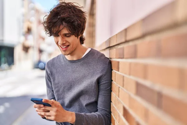 Sokakta Akıllı Telefon Kullanan Kendine Güvenen Genç Bir Spanyol — Stok fotoğraf