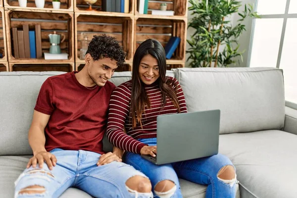 Jovem Casal Latino Sorrindo Feliz Usando Laptop Sentado Sofá Casa — Fotografia de Stock