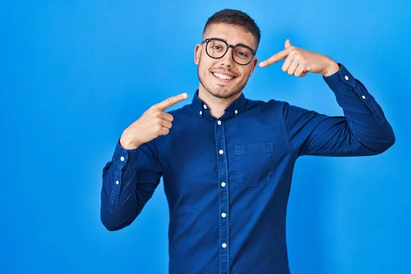 Jovem Hispânico Vestindo Óculos Sobre Fundo Azul Sorrindo Alegre Mostrando — Fotografia de Stock