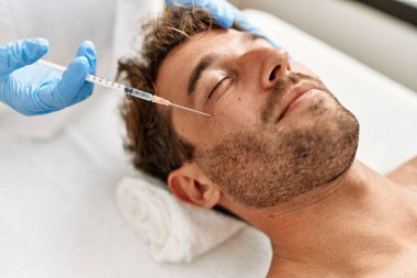 Genç İspanyol adam güzellik merkezinde yaşlanma karşıtı tedavi görüyor.