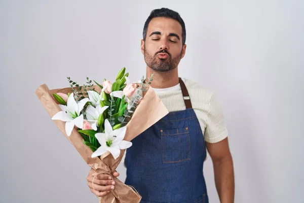 Homem Hispânico Com Barba Trabalhando Como Florista Olhando Para Câmera — Fotografia de Stock