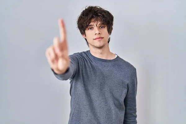 Young Man Standing Isolated Background Pointing Finger Angry Expression Showing — Stock Photo, Image
