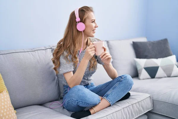 Mladá Blondýna Žena Poslouchá Hudbu Pití Kávy Doma — Stock fotografie
