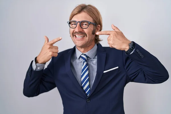 Homem Caucasiano Com Bigode Vestindo Roupas Negócios Sorrindo Alegre Mostrando — Fotografia de Stock