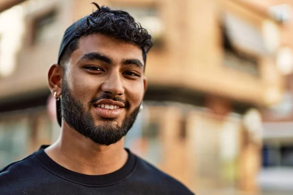 Sokakta Kendine Güvenen Genç Arap Adam Gülümsüyor — Stok fotoğraf
