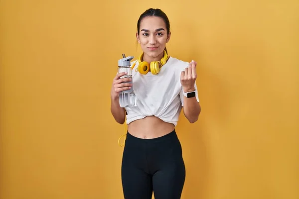 Ung Sydasiatisk Kvinna Bär Sportkläder Dricksvatten Gör Pengar Gest Med — Stockfoto