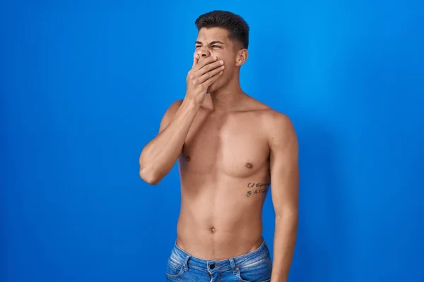Joven Hombre Hispano Pie Sin Camisa Sobre Fondo Azul Aburrido —  Fotos de Stock