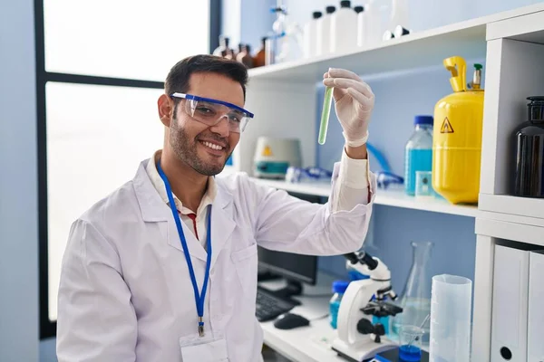 Jeune Homme Hispanique Scientifique Regardant Tube Essai Laboratoire — Photo