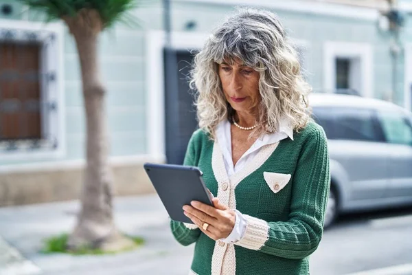 Mujer Mediana Edad Usando Touchpad Calle —  Fotos de Stock
