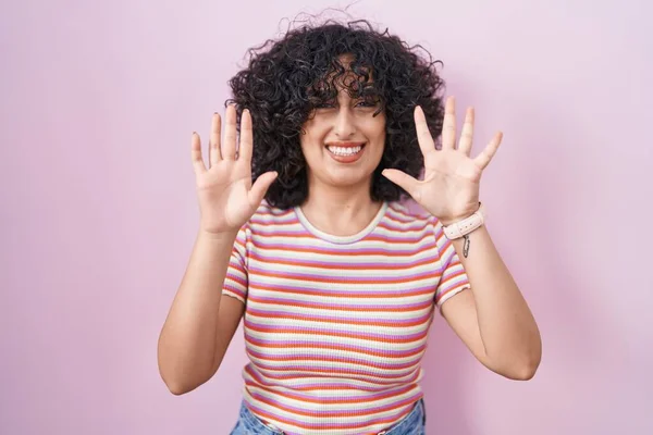 Junge Frau Aus Dem Mittleren Osten Steht Vor Rosa Hintergrund — Stockfoto