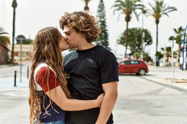 Jovem Casal Caucasiano Beijando Abraçando Cidade — Fotografia de Stock