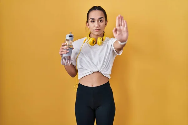 Ung Sydasiatisk Kvinna Bär Sportkläder Dricksvatten Gör Sluta Sjunga Med — Stockfoto