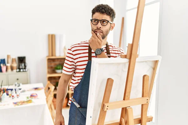 Arabisk Ung Man Konst Studio Tänker Orolig För Fråga Orolig — Stockfoto