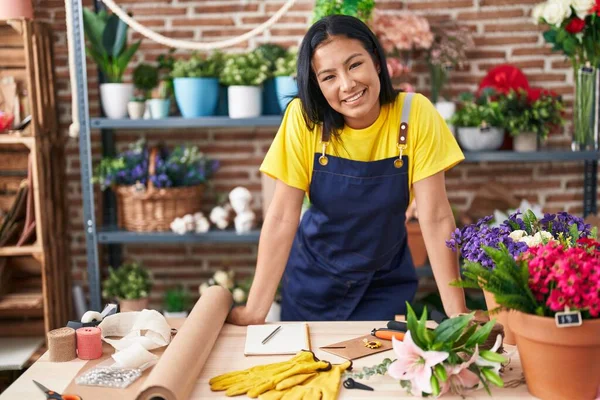 Young Beautiful Latin Woman Florist Smiling Confident Standing Florist — Stock Photo, Image