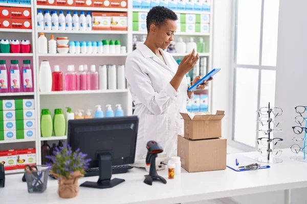 Африканская Американка Фармацевт Помощью Тачпада Держит Пакеты Аптеке — стоковое фото