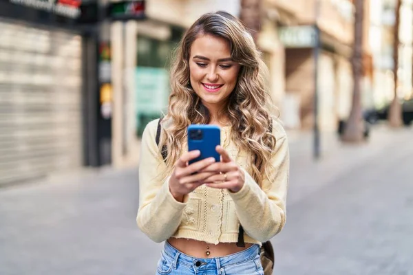 Young Woman Tourist Smiling Confident Using Smartphone Street — 스톡 사진