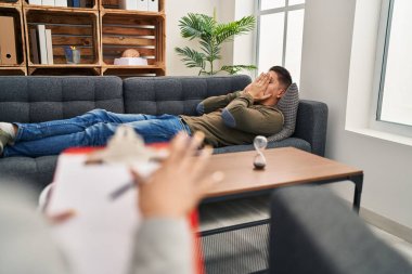 Kadın ve erkek klinikte psikoloji seansı yapıyorlar.