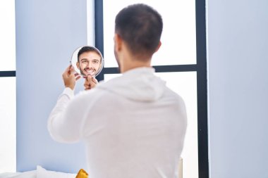 Genç İspanyol adam yatakta yatıp evde uyuyor.