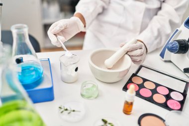 Laboratuvarda makyaj yapan genç İspanyol bilim kadını.