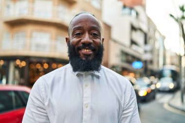 Genç Afro-Amerikan adam gülümsüyor. Kendine güveniyor.