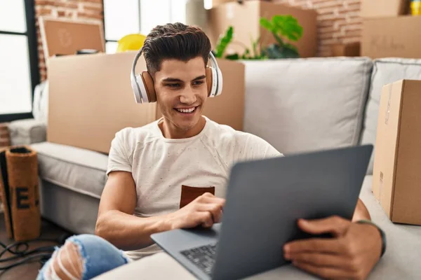 Junger Hispanischer Mann Lächelt Zuversichtlich Und Hört Musik Neuen Zuhause — Stockfoto