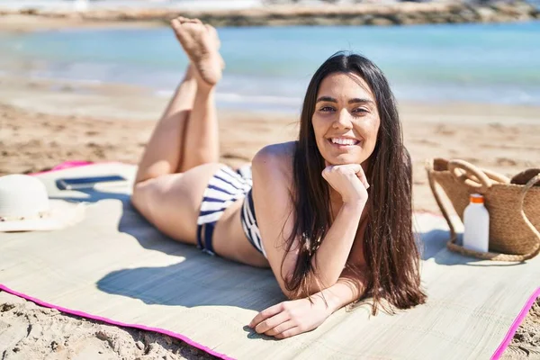 Jovem Hispânica Usando Biquíni Deitado Areia Beira Mar — Fotografia de Stock