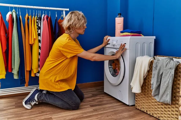 Genç Sarışın Adam Çamaşır Odasında Çamaşır Makinesini Açıyor — Stok fotoğraf