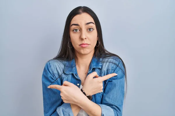 Mavi Arka Planda Dikilen Spanyol Kadın Her Iki Tarafı Parmaklarıyla — Stok fotoğraf