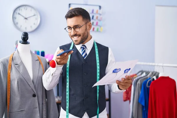 Joven Sastre Hispano Hablando Por Teléfono Inteligente Buscando Diseño Ropa —  Fotos de Stock