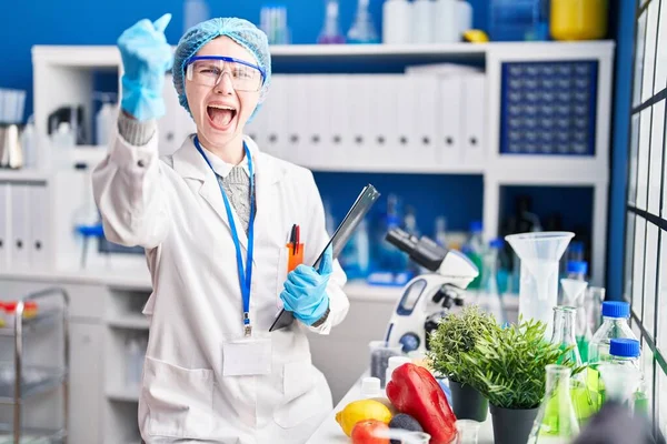 Mulher Bonita Trabalhando Laboratório Cientista Com Comida Irritada Frustrada Gritando — Fotografia de Stock