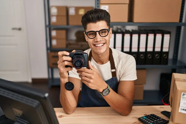 Jovem Hispânico Homem Comércio Eletrônico Trabalhador Negócios Usando Câmera Profissional — Fotografia de Stock