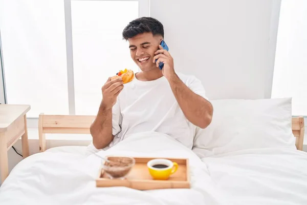 Jeune Homme Hispanique Prenant Petit Déjeuner Parlant Sur Smartphone Dans — Photo