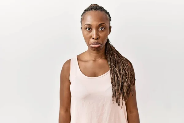 孤立した背景の上に立っている障害を持つ黒人女性は落ち込んでおり 苦痛を心配し 怒って恐れている 悲しい表情 — ストック写真