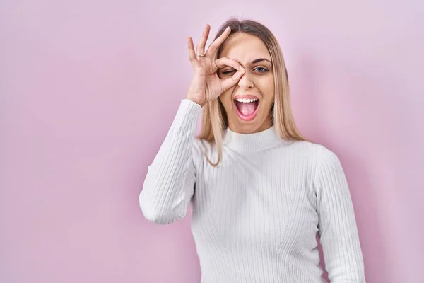 Young Blonde Woman Wearing White Sweater Pink Background Doing Gesture — Stock Photo, Image
