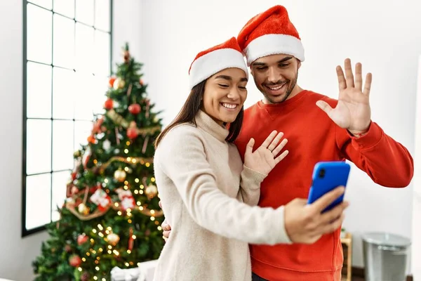 Jovem Casal Hispânico Vestindo Chapéu Natal Tendo Videochamada Pelo Smartphone — Fotografia de Stock