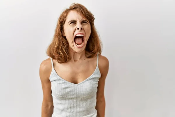 Beautiful Caucasian Woman Standing Isolated Background Angry Mad Screaming Frustrated — Stock Photo, Image